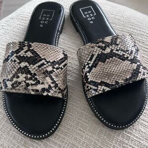 ShuShop Black and Tan Snake Print Sandals